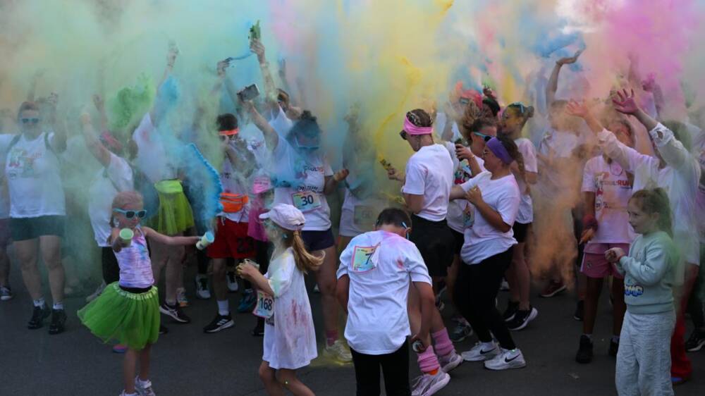 Image de la première édition de la Coul'run avec des gens s'amusant, riant en lançant des pigments de couleur