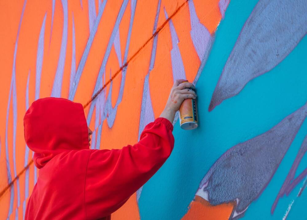 L'artiste Kalouf à l'œuvre à Calais dans la réalisation de son Oran Outang.