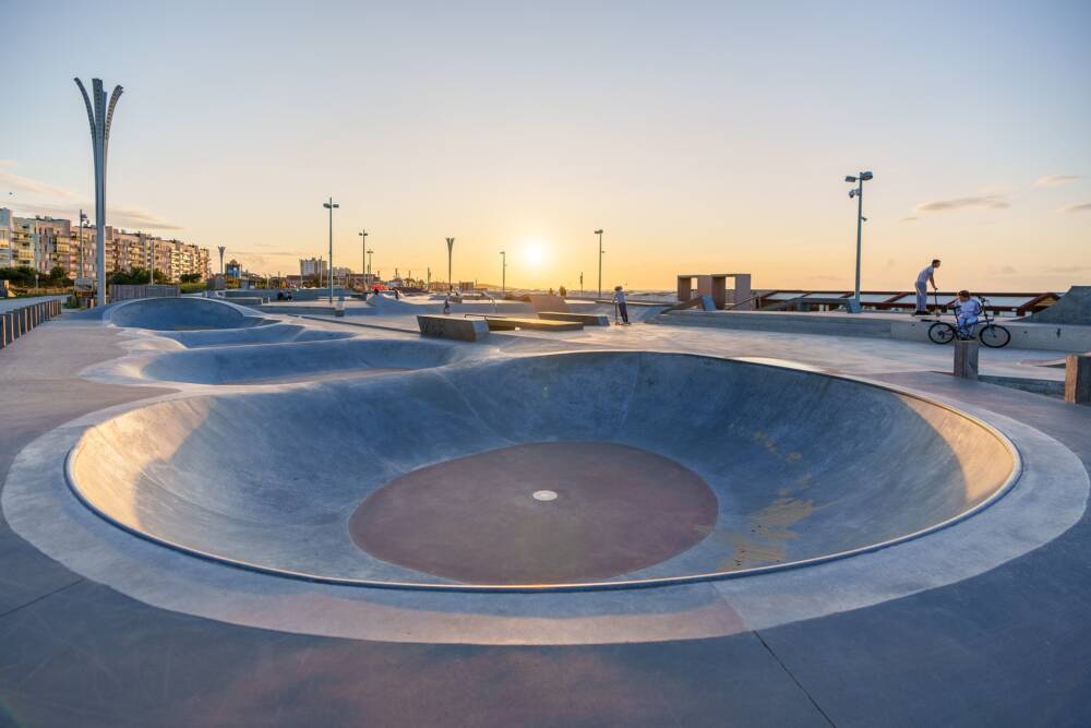Calais Beach Skatepark au soleil couchant.
