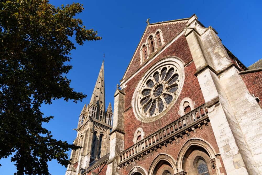 La Façade de l'église Saint-Pierre et sa rosace sur la place Crèvecœur à Calais