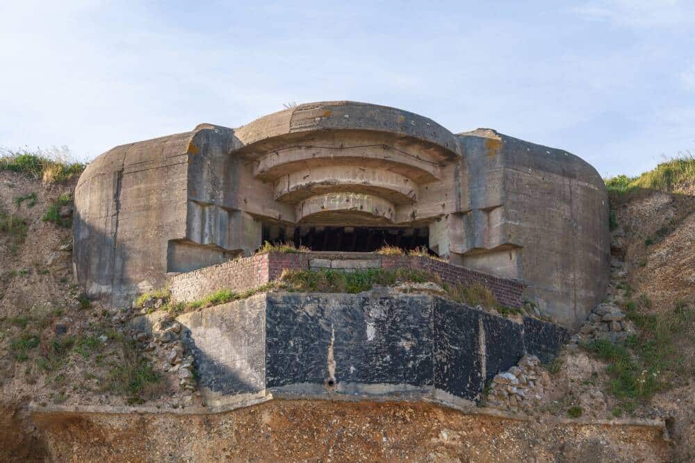 Un ancien bunker visible à Sangatte, donnant sur la mer.