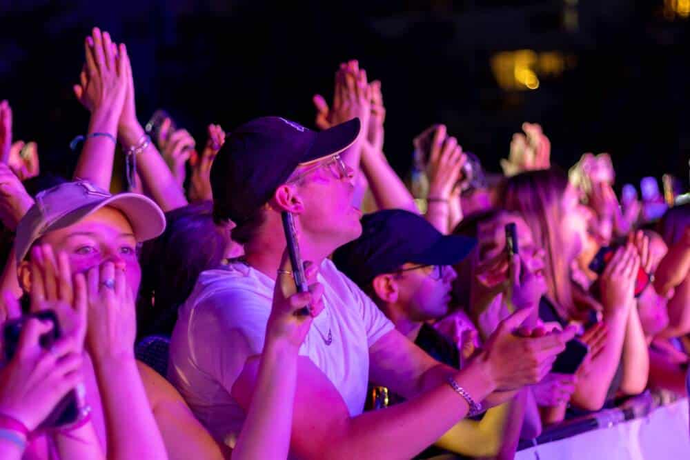 Le public lors des concerts d'été de la Place d'Armes à Calais