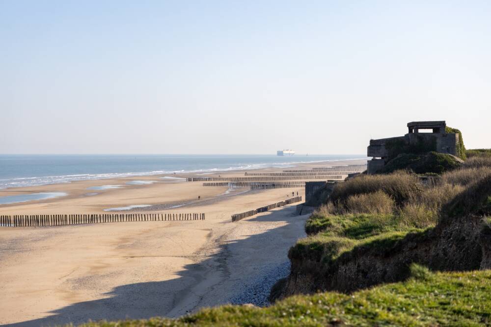 La vue du littoral de Sangatte et ses bunkers donnant sur la mer et les brisants