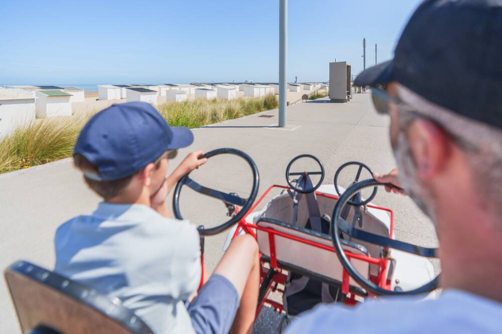 Un père et son fils au volant d'une rosalie longeant le digue de Calais LA Plage.