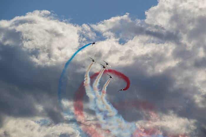 Apache Roll de la Patrouille de France lors du meeting de Roanne 2018.