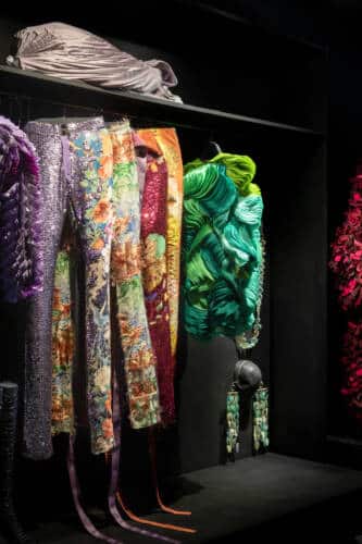 Photo de pièces de haute couture en dentelle colorée présentes à la Cité de la Dentelle et de la Mode pour l'exposition des artistes Galante et Lancman