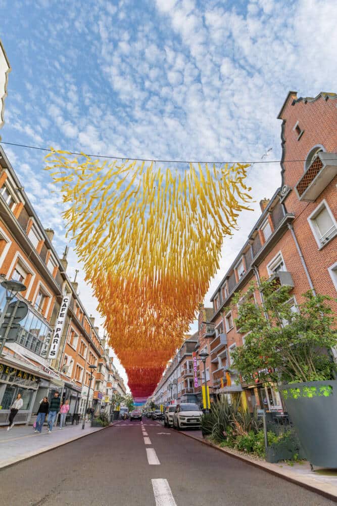 Expo Patricia Cunha et ses rubans colorés au dessus de la rue Royale à Calais.