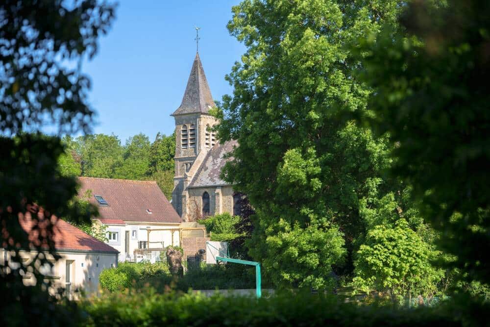 View of the town of Pihen-Lès-Guines and its church.