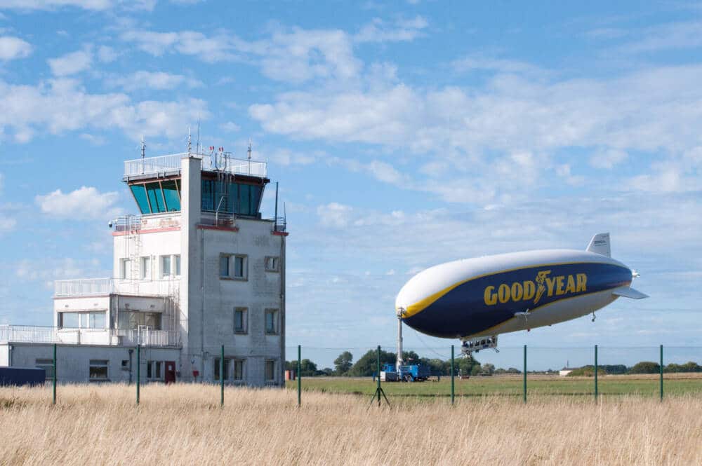 Le Dirigeable Good Year lors de son passage à l'aéroport de Calais - Marck