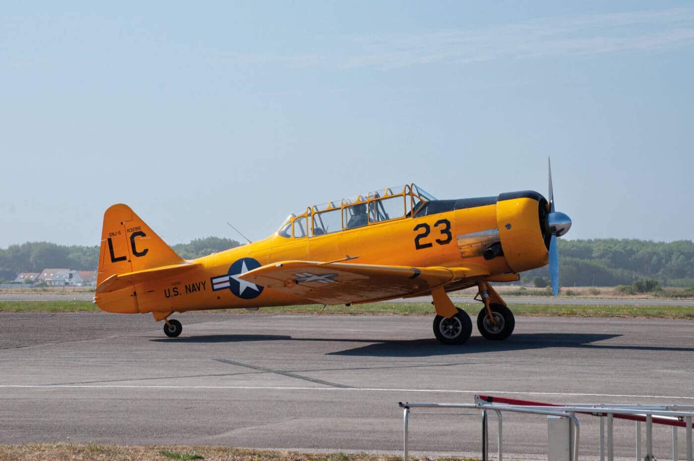 Un North American T6 texan à l'aéroport de Calais - Marck.