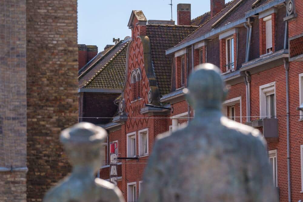 Los edificios que dan a la casa de la pareja De Gaulle en la Place d'Armes.