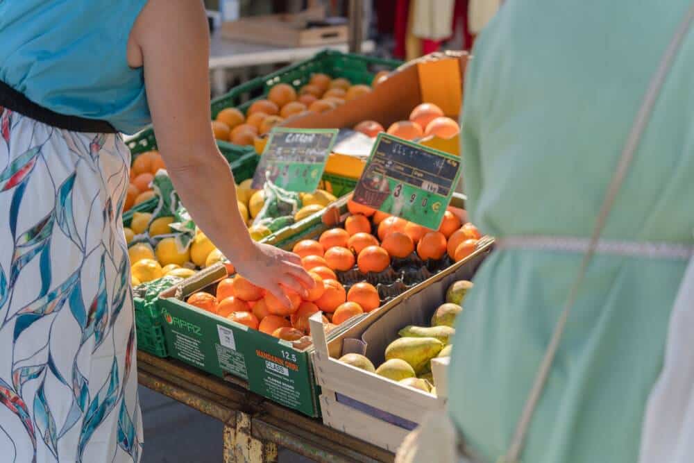 Un puesto de fruta en el mercado de la Place d'Armes en Calais.