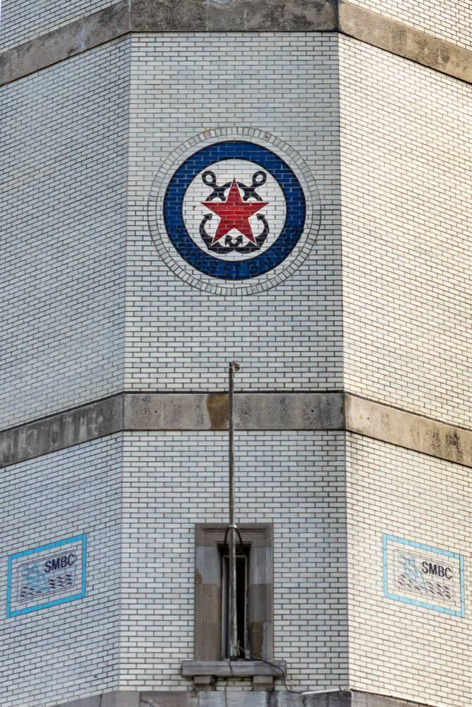 Façade du phare de Calais