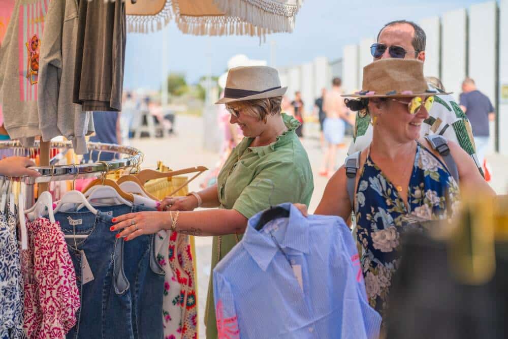 Un groupe d'amis chinant dans le marché de créateurs de la plage de Calais.
