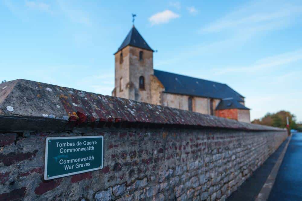 Église de Hames-Boucres avec un panneau indiquant la présence de Tombes de guerre du Commonwealth