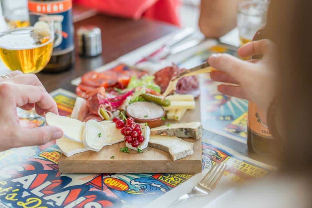 Une planche apéritive à partager au restaurant Flamme, sur le front de mer de Calais.