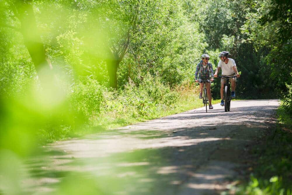 Een gezin fietsen op de Coulée Verte in Coquelles