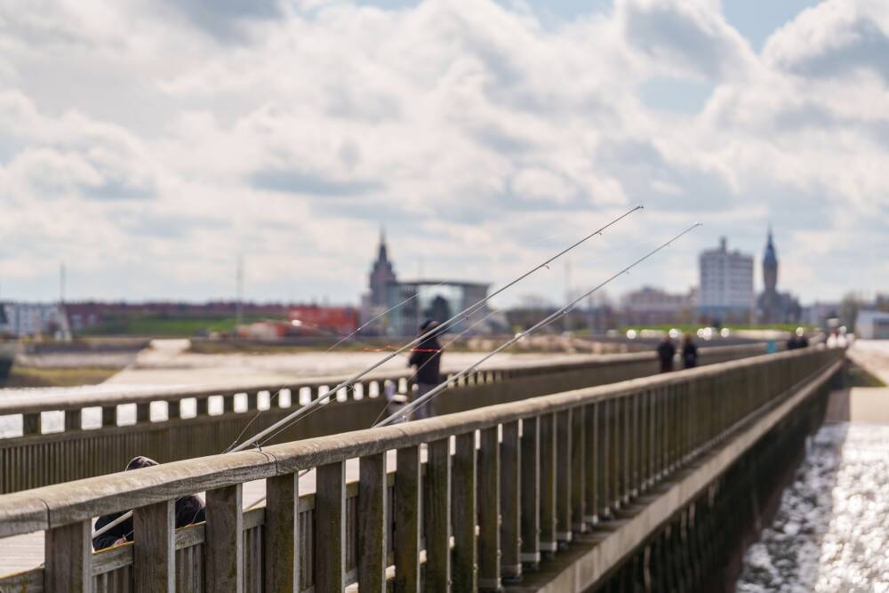 Pêcheurs présnets sur la jetée de Calais
