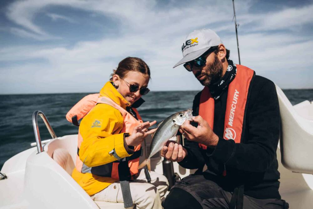 Matthieu Bollaert est sur bateau accompagné d'une fillette qui s'initie à la pêche en mer