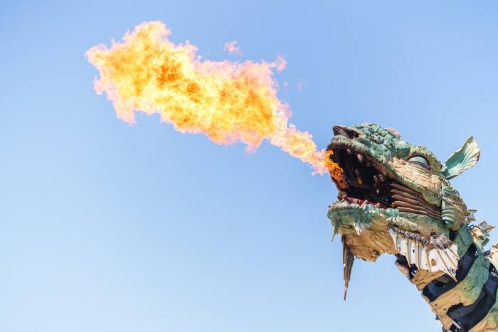 Le Dragon de Calais crachant du feu