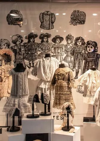 csm_Mode_enfantine_Collection_Cité_de_la_dentelle_et_de_la_mode_de_Calais_Photo_Gwen_Mint_9a309e9a8a