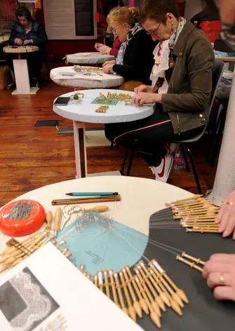 csm_Atelier_dentelle_main_animé_par_Isabelle_Gruson_à_la_Cité_de_la_dentelle_et_de_la_modede_Calais_03_7d54810cd6