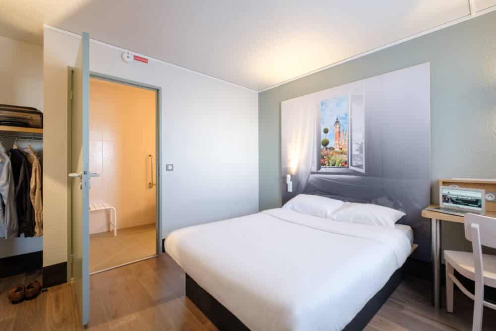 10. Chambre PMR - B&B Calais Coquelles Tunnel sous la Manche