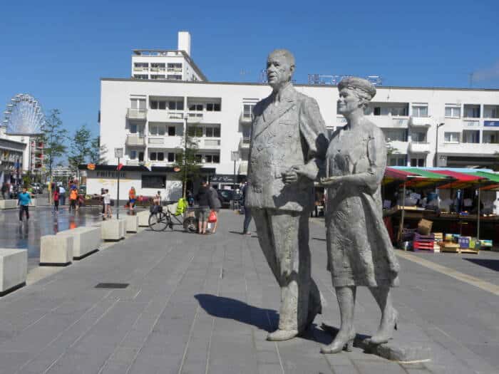 Statue couple De Gaulle Calais