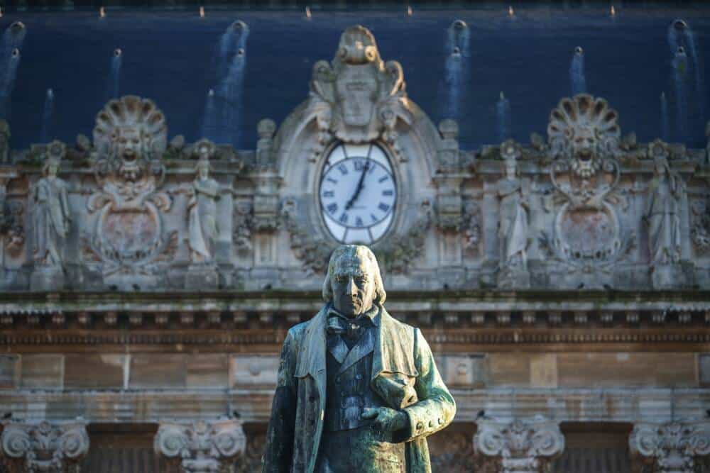 La façade du Théâtre de Calais et le monument Jacquard